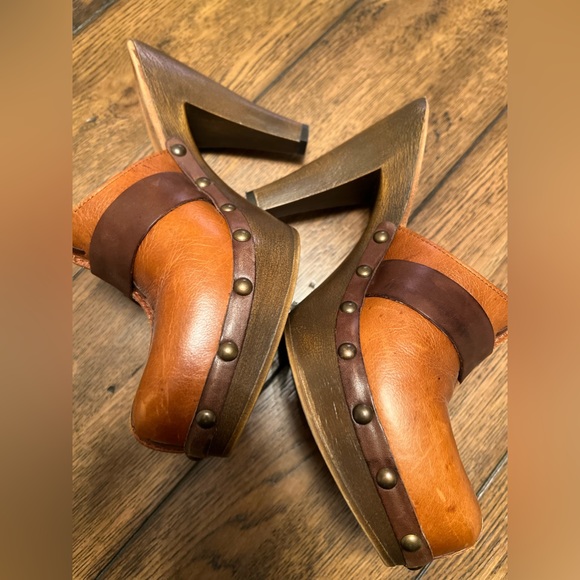 Slip on clog heels. Size 7.5 Great look and style. Brown. Platform style. - Picture 10 of 13